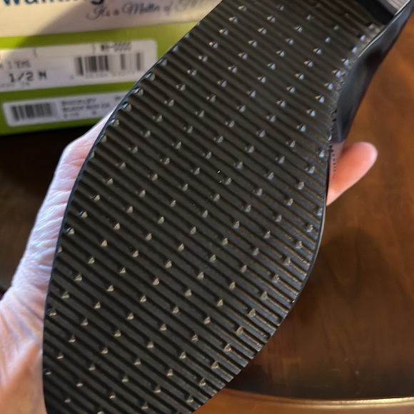 (176) NWT ladies black flats by Walking Cradles. Size 6 1/2 narrow - Picture 9 of 9